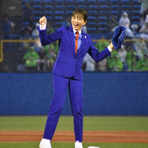 川口春奈がスーツ姿で始球式、ナイスピッチングで“リベンジ”達成！ 画像