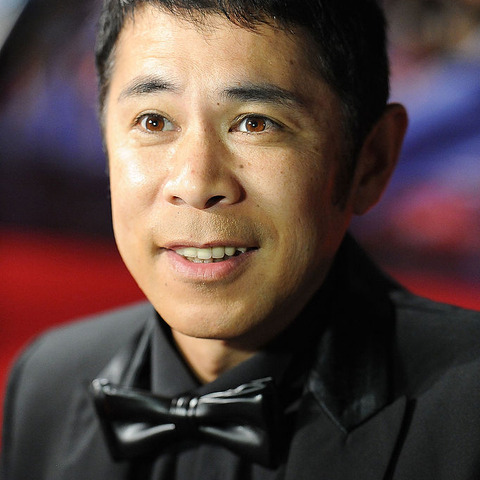 岡村隆史は恐妻家?妻に言われてフィギュア人形を全て処分! 画像