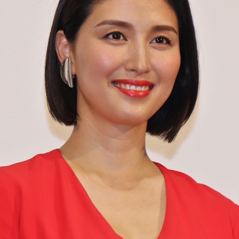 橋本マナミ、節約のためにスーパーをはしご 畑で野菜栽培も 画像