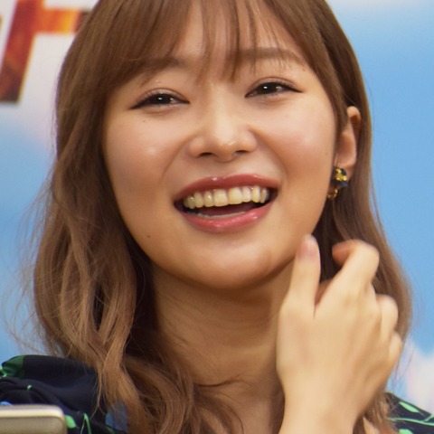 指原莉乃、魅惑のチャイナドレスでHIKAKINと料理！「カップルみたい」「可愛すぎる」 画像