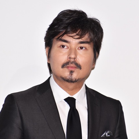 小澤征悦、妻・桑子真帆アナの就寝時間は夜7時!イヤホンでTV観る 画像