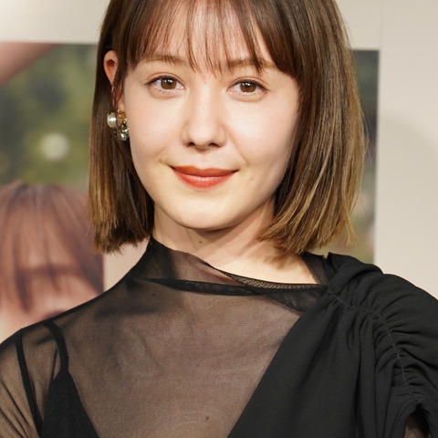 トリンドル玲奈がレアなランジェリー姿披露、「お尻コルセット」は「かわいいアイテムだなと思って」 画像