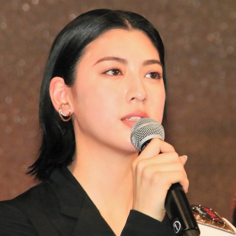 三吉彩花、美尻のために週3ジム 胸の悩みも明かす「25歳にしては…」 画像