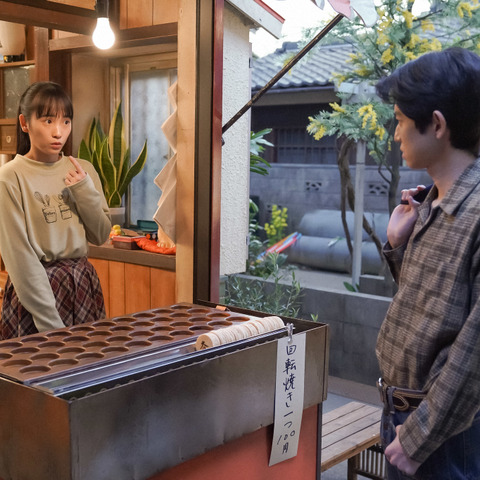 川栄李奈『カムカム』初登場!「ひなたのまんま」と好評 “無愛想な客”本郷奏多との出会いに「これはくっつく」 画像