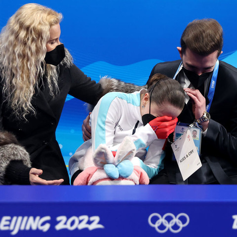 渦中のワリエワ15歳、北京五輪でまさかの4位…肩を震わせて泣く姿も 画像