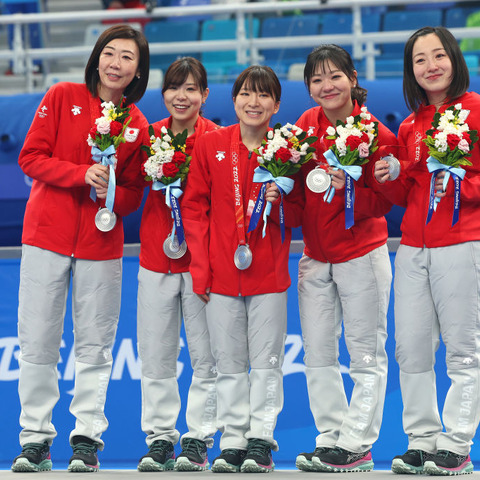 日本カーリング女子、悔しい銀メダルもネットは拍手喝采「感動をありがとう」 画像