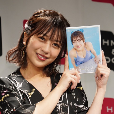 AKB48・篠崎彩奈、大胆ランジェリー姿を披露も柏木由紀の“色気”には「負けてしまうかも……」 画像