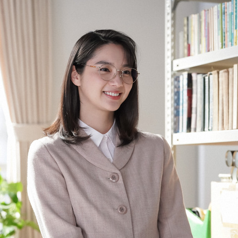 『カムカムエヴリバディ』新川優愛演じる教師・小夜ちゃんにファン急増!?「反則級の可愛さ」 画像