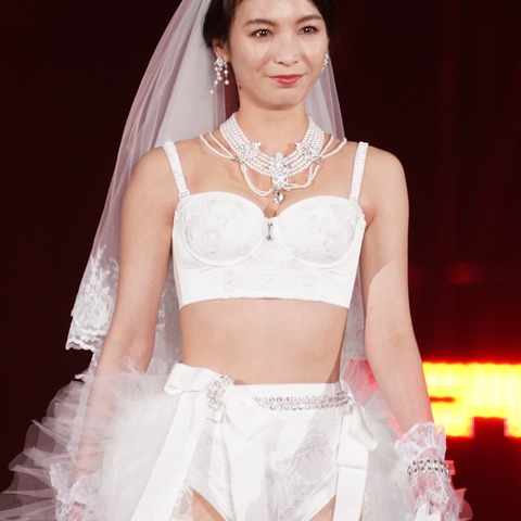 【TGC 2022 S/S】ほのか、衝撃のランウェイ!純白のランジェリー姿で美ボディ披露 画像