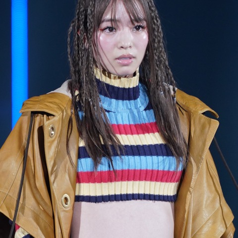 【TGC 2022 S/S】横田真悠、ミニ丈トップス&迷彩柄ショートパンツで颯爽とランウェイ 画像