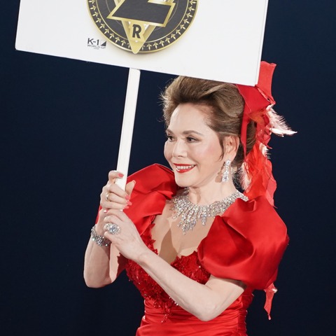 82歳のデヴィ夫人が深紅のK-1ドレスでラウンドガールに!「興奮を覚えました」 画像
