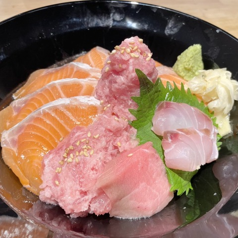 【実食】究極のお好み丼が100円!?”俺の魚を食ってみろ!!”のハイコスパランチを実食レポ! 画像