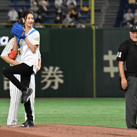 菜々緒、背番号770で始球式!バッターボックスの古田も菜々緒ポーズで 画像