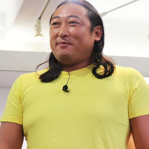 ロバート秋山、梅宮辰夫さんのお墓の前で“体モノマネ”「墓の前でもやっときました」 画像