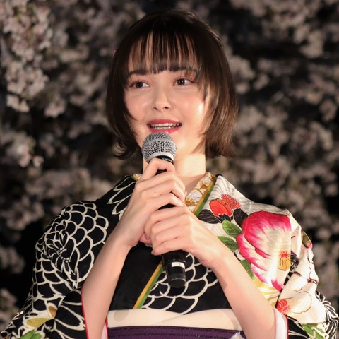 玉城ティナ、缶チューハイ飲みながら散歩&夜中にラーメン…意外なプライベート! 画像