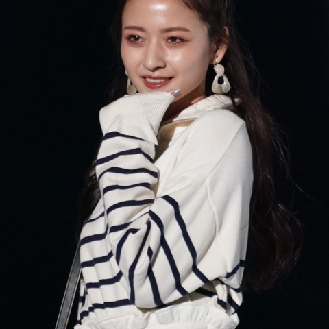 乃木坂46・金川紗耶、変装してライブグッズ売り場に潜入!販売をお手伝い 画像