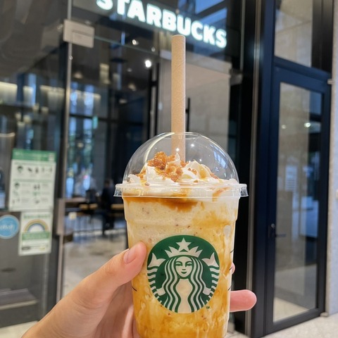 【実食】秋限定スタバ新商品!焼き芋ブリュレ フラペチーノは焼き芋丸ごと1本入り?! 画像