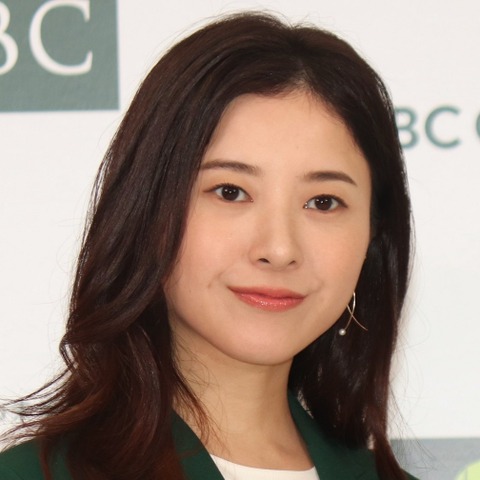 吉高由里子、ハライチ澤部に初対面でいきなりヘッドロック 画像