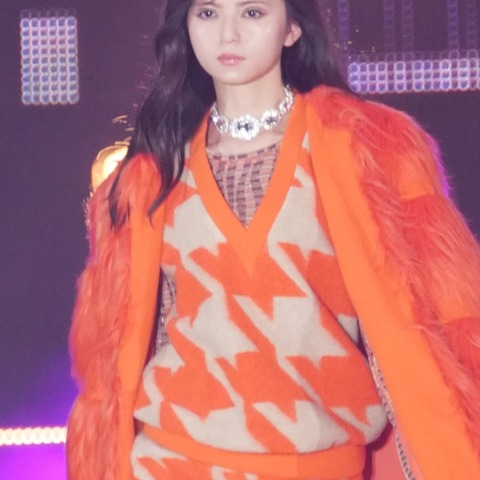 乃木坂46齋藤飛鳥、全身オレンジのミニスカスタイルで圧巻のウォーキング 画像
