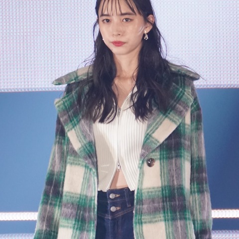井桁弘恵がGirlsAward登場、ジッパーを開きお腹をチラ見せ! 画像