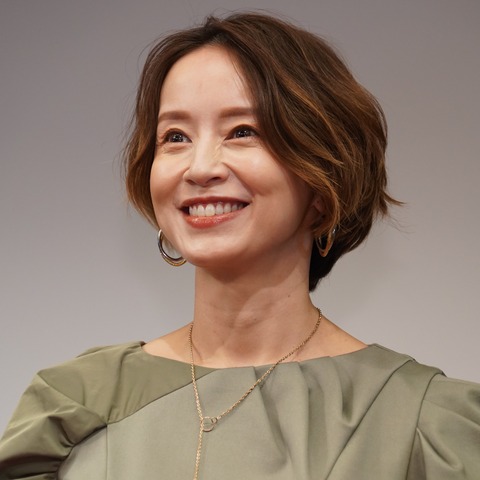鈴木亜美、第3子出産後初の公の場「女性らしい子に育てられたら」 画像