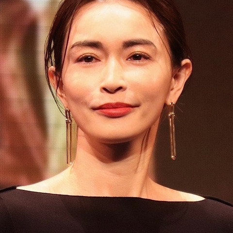 長谷川京子、ついに老眼!44歳で“美しい妖怪”化 画像