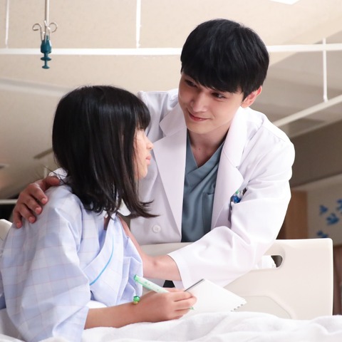 子どもに本当のことを伝えた志子田に「余命宣告だったら伝えたか?」と植野…『PICU』第2話でチーム医療の難しさ 画像