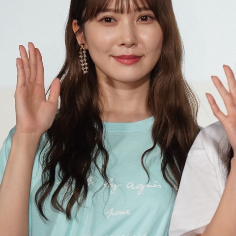日向坂46・加藤史帆、私物を一挙大公開!スマホの待ち受けは上村ひなの 画像