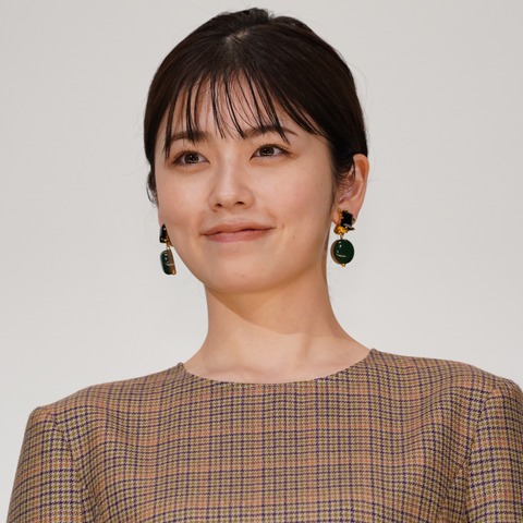 小芝風花、甲斐よしひろからもらったギターで名曲を弾き語り! 画像