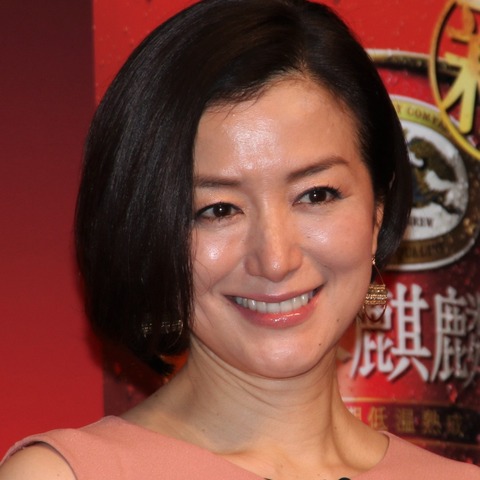 鈴木京香、矢沢永吉の大ファン!「E.YAZAWA」のバスタオルを肩にかけ… 画像