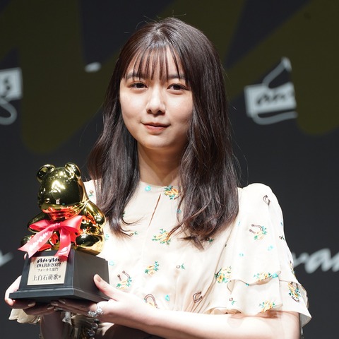上白石萌歌が「anan AWARD 2022」受賞!美背中露出の大胆ドレスで登場 画像