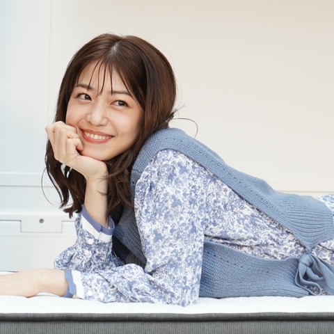 中村静香、イベント中にマットレスに横たわりキュートなグラビアポーズを披露 画像