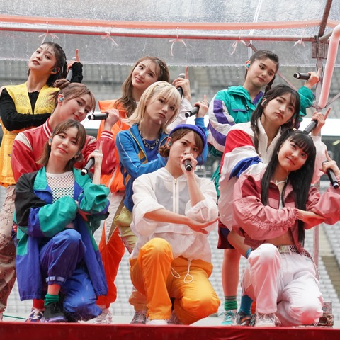 Girls² 、雨の中キュートなパフォーマンスでファンを魅了 画像
