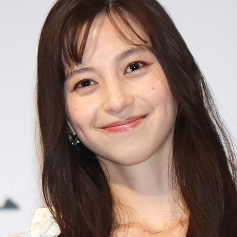 中条あやみ、宮澤エマに大興奮!「なんだこの人は!と思って調べあげて」 画像