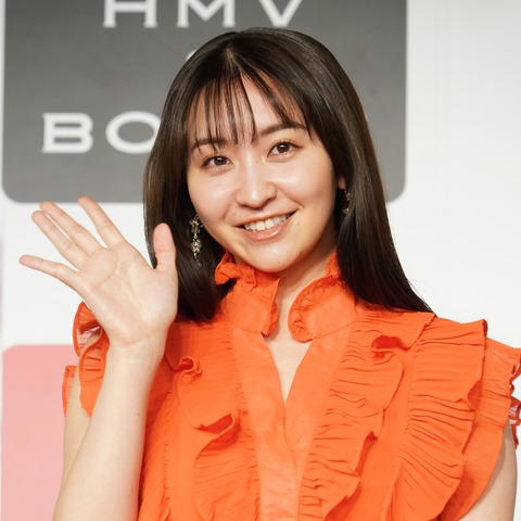 フリーアナ・袴田彩会の大胆写真集に「こんなに脱いじゃったの?」と心配の声!? 画像