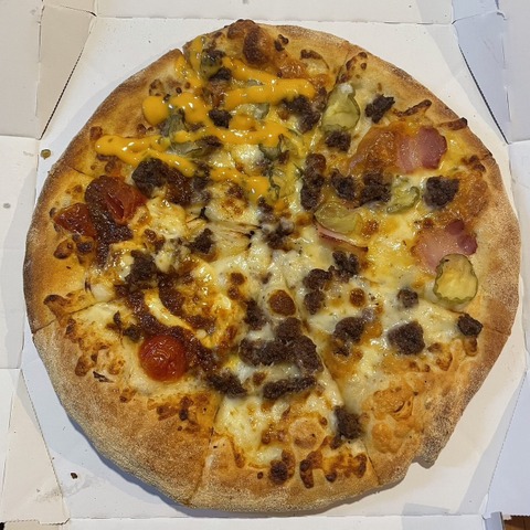 【実食】ピザのバーガー味って一体！？ドミノ・ピザのバーガーピザ・クワトロ 画像