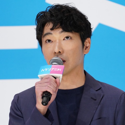 柄本佑、浜辺美波は魔性の女!?「手の平の上でコロコロされている」 画像