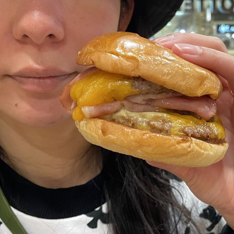 【実食】どれだけ凄いのか!?ロッテリア・トリプルベーコントリプル絶品チーズバーガー 画像