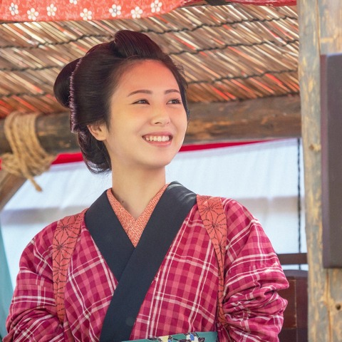 浜辺美波、『らんまん』クランクインの日にガッツポーズ! 画像