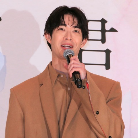 宮沢氷魚、ミドルネームが芸人みたい? 弟の意外な職業も明かす 画像