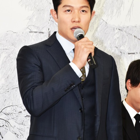 鈴木亮平、ブレイクの裏に師匠の存在… 画像