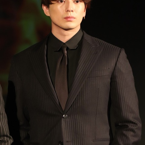 新田真剣佑、嫁にベタ惚れ「こんなに可愛くてキレイな子」「出会った瞬間に結婚したい」 画像