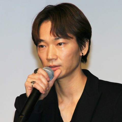 岡田准一、ストイックな綾野剛に恐怖!カーアクションで本当にぶつけられるかも 画像