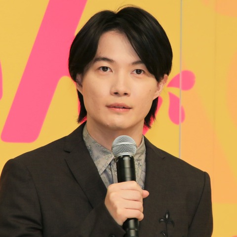 “万太郎”神木隆之介、『らんまん』印刷所の先輩たちとムキムキ筋肉自慢!? 画像