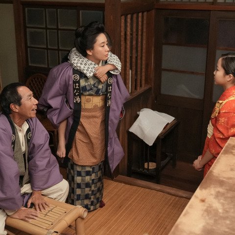 人情味あふれる『ブギウギ』花田家！オフの家族ショットに「本当の家族みたい」「いいな～」 画像