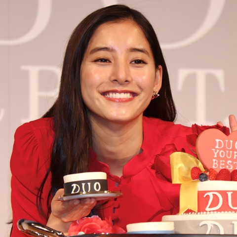 新木優子、真っ赤なドレスで会場を魅了…サプライズケーキに満面の笑み 画像