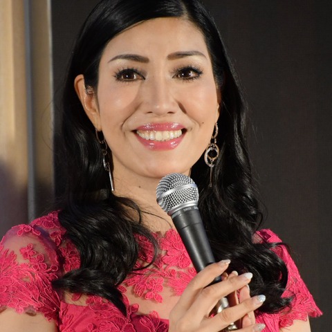 アンミカ夫婦、帰宅時のルーティンを再現「ペンギンぎゅーだよね!」 画像