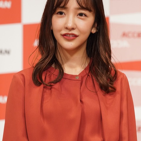 元AKB48・板野友美、『テレ東60祭!』に登場し柏木由紀に花束 画像