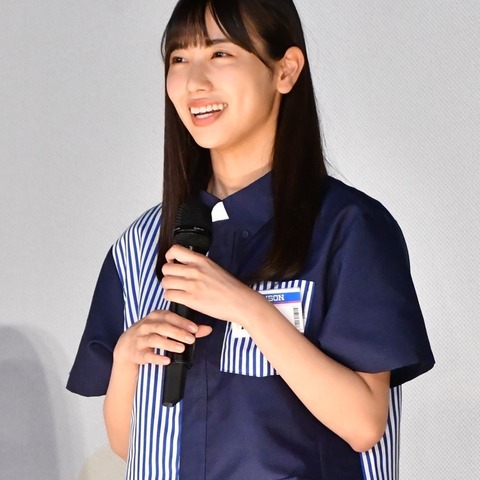 日向坂46・河田陽菜、500円握りしめて駄菓子屋へ! 画像