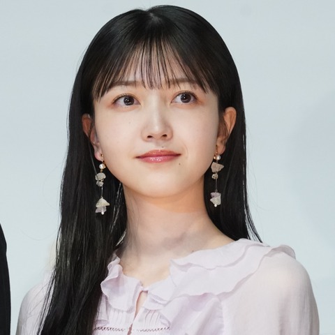 乃木坂46メンバー、高校の女子野球部をサプライズ訪問! 画像